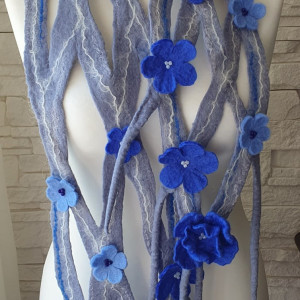 Filcowany ażurowy szal z kwiatkami