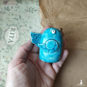 Turkusowy ptaszek patrzący w prawo