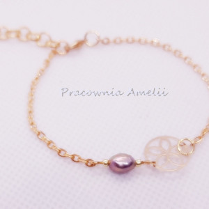 minimalistyczna bransoletka z kwiatem i naturalną perełką