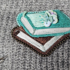 Książki - broszka dla zaczytanych