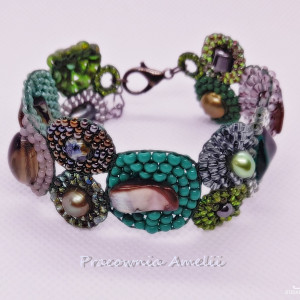 koralikowa rabatka mroczna zieleń lasu