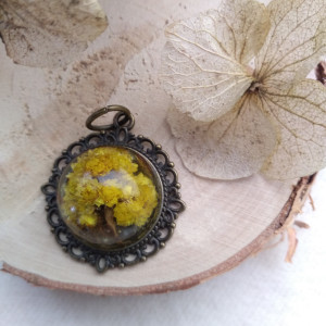 Zawieszka -  kocanka piaskowa w żywicy