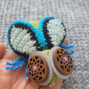 Broszka szydełkowa mucha 073