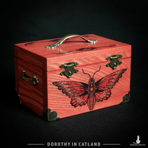 Różowa szkatułka z ćmą