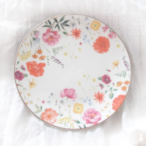 nowy talerzyk w kwiatki, kolorowy talerz z porcelany, deserowy talerz z kwiatami, porcelanowy talerzy w kwiaty, boho talerz we wzory, pastelowy talerz, ładny talerzyk z łąką