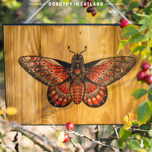 Drewniany obrazek z czerwonym motylem