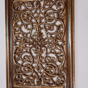 Kratka wentylacyjna lub do kominka z mosiadzu autorski wzor wlasny projekt wzor pnacza krzewow winorosli  odcien jasny