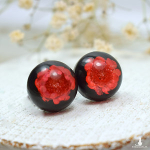 Kolczyki sztyfty z czerwonymi kwiatuszkami w żywicy