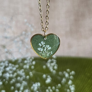Złota zawieszka złoty wisiorek kwiat naszyjnik żywica z żywicy kwiaty z kwiatami serce serduszko zielone brokatowe