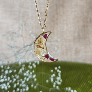 złota zawieszka złoty wisiorek naszyjnik żywica z żywicy kwiaty z kwiatami księżyc kwiaty żywica biżuteria hortensja róża