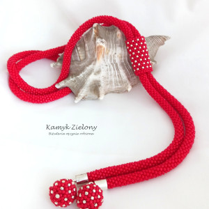 Czerwony naszyjnik z koralikową opaską