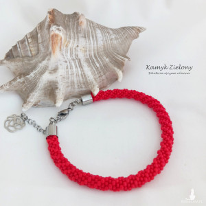 Czerwona bransoletka z różyczką