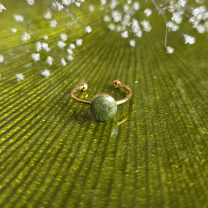 Złoty pierścionek regulowany zielony brokat