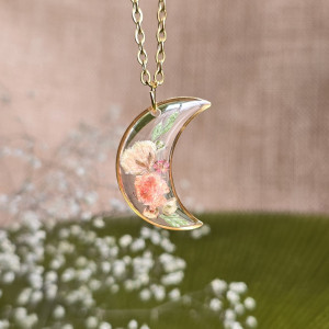 złota zawieszka złoty wisiorek naszyjnik żywica z żywicy kwiaty z kwiatami księżyc kwiaty żywica biżuteria różowa gipsówka