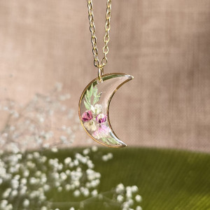 złota zawieszka złoty wisiorek naszyjnik żywica z żywicy kwiaty z kwiatami księżyc kwiaty żywica biżuteria różowa gipsówka