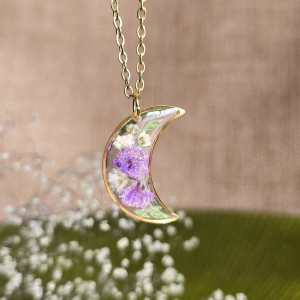złota zawieszka złoty wisiorek naszyjnik żywica z żywicy kwiaty z kwiatami księżyc kwiaty żywica biżuteria fioletowa gipsówka