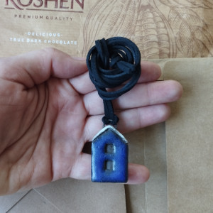 Domek granatowy wisiorek