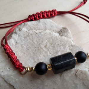 Bransoletka ochronna na czerwonym sznurku. Czarny turmalin i onyks.