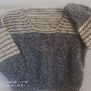 Sweter oversize z trapezowym wycięciem