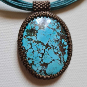 Wisior z turkusem opleciony japońskimi koralikami toho.