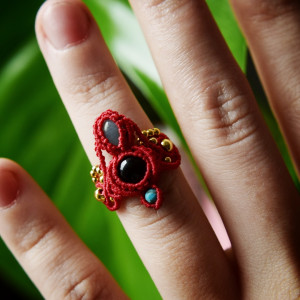 Pierścionek rozm.10. mikro makrama. Kamienie naturalne