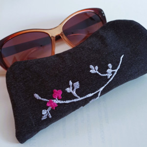 Jeansowe etui na okulary z haftem