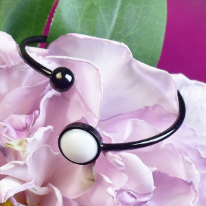 Elastyczna elegancka stalowa czarna bransoletka - biały jadeit #71