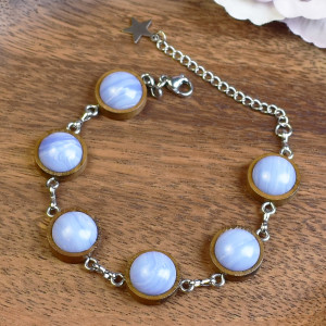 Drewniana bransoletka z niebieskim agatem #106