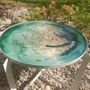 Letnia bryza - stolik kawowy z kompozycją kwiatową na morskim tle