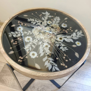 Stolik kawowy z hortensją