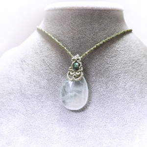 Łezka z zielonego Fluorytu z Szmaragdem naturalnym w makramie Delfina Dolls