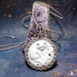 srebrny Kot Na Księżycu porcelana i kryształ górski w makramie ~ Delfina Dolls ~ mikro makrama