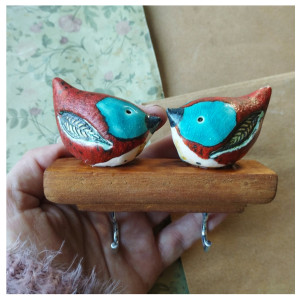 Wieszak z ptaszkami o turkusowych oczkach