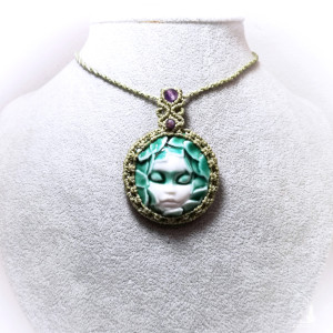 Słowiańska RUSAŁKA kamea porcelanowa z ametystem w makramie Delfina Dolls mikro makrama