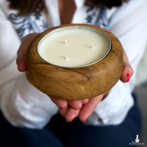 Świeca sojowa zapachowa w białej drewnianej oprawie 230 ml