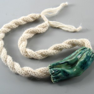 Naszyjnik z wełny z ceramiką, zielony rulon