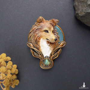 Broszka-wisiorek z owczarkiem szetlandzkim i labradorytem