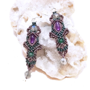 Wenecja drobne kolczyki boho Ametyst Labradoryt Szmaragd w makramie srebro 925 Delfina Dolls mikro makrama