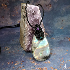 Kropla z Labradorytu z Ametystem w makramie czarny naszyjnik regulowany Delfina Dolls