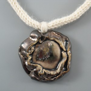 Naszyjnik z wełny z ceramiką, złotobrązowy.