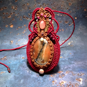 Wisior Królewski agat rubin perły w makramie czerwony naszyjnik regulowany mikro makrama Delfina Dolls