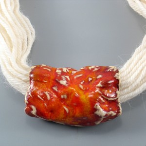 Naszyjnik z wełny z ceramiką, pomarańczowy rulon