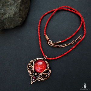 Miedziany wisior z czerwonym kaboszonem z żywicy