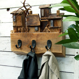 Mały wieszak ze starego drewna, na ubrania i na klucze