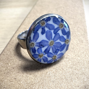 Pierścionek suszone niezapominajki stal szlachetna 1,7 cm średnica oczka, regulowany