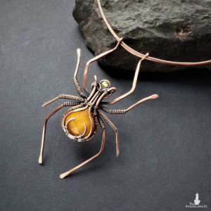 Miedziany naszyjnik z pająkiem