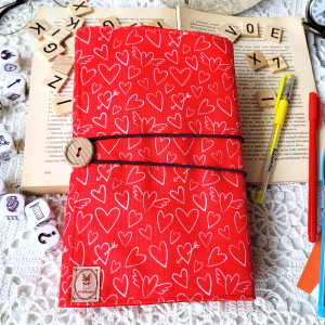 Wodoodporne etui na książkę: czerwone serduszka