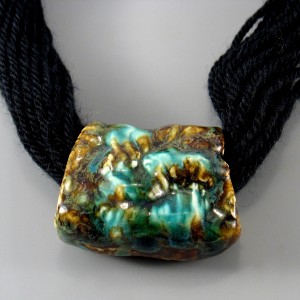 Naszyjnik z wełny z ceramiką, turkusowo miodowy rulon