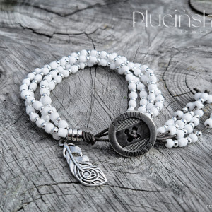 Bransoletka zimowa z koralików w odcieniach bieli i srebra