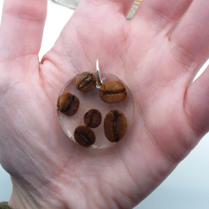 Wisiorek z żywicy z ziarnami kawy